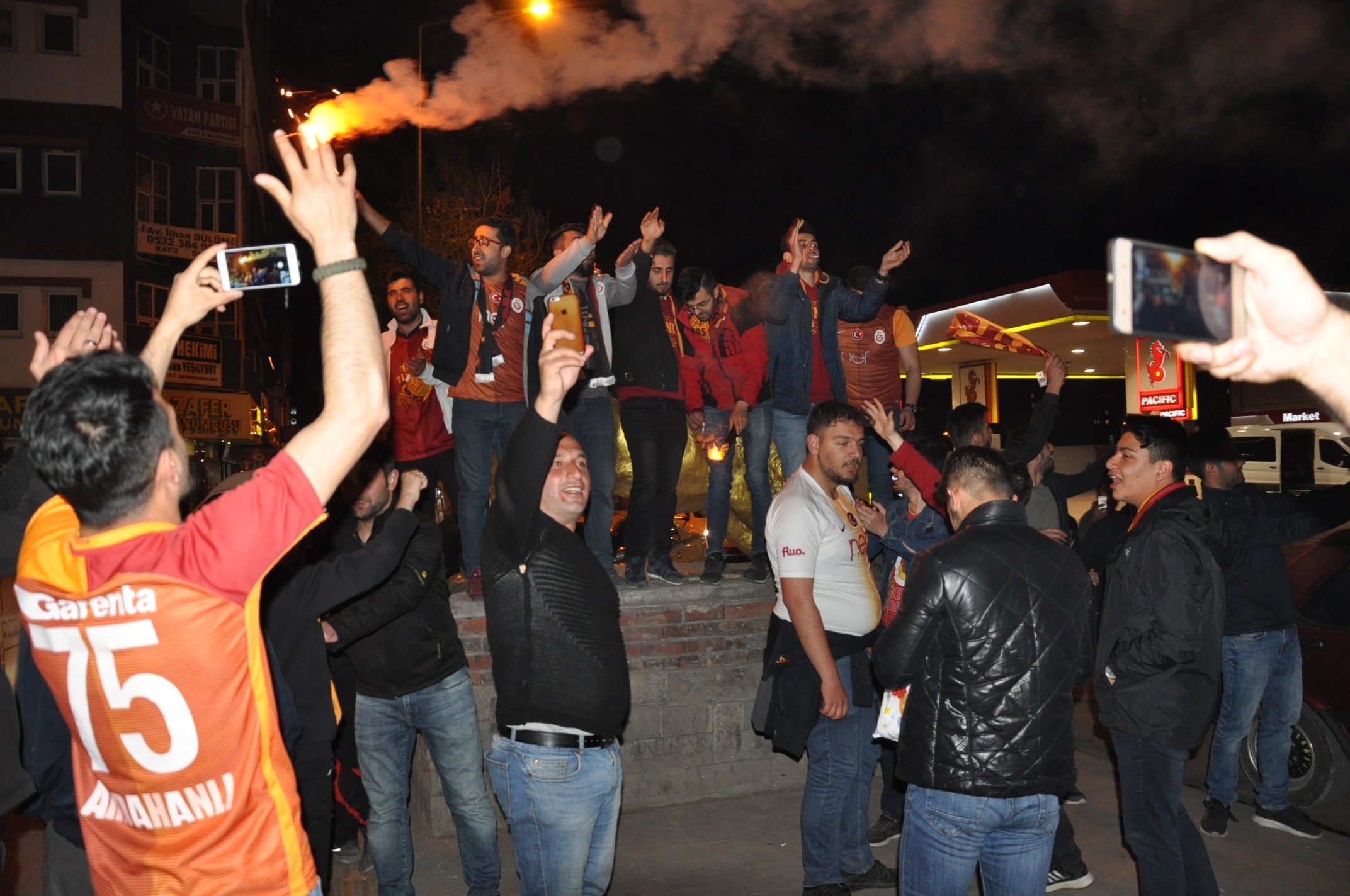 kars’ta-galatasaraylilar-sokaklara-dokuldu-(2)-001.jpg