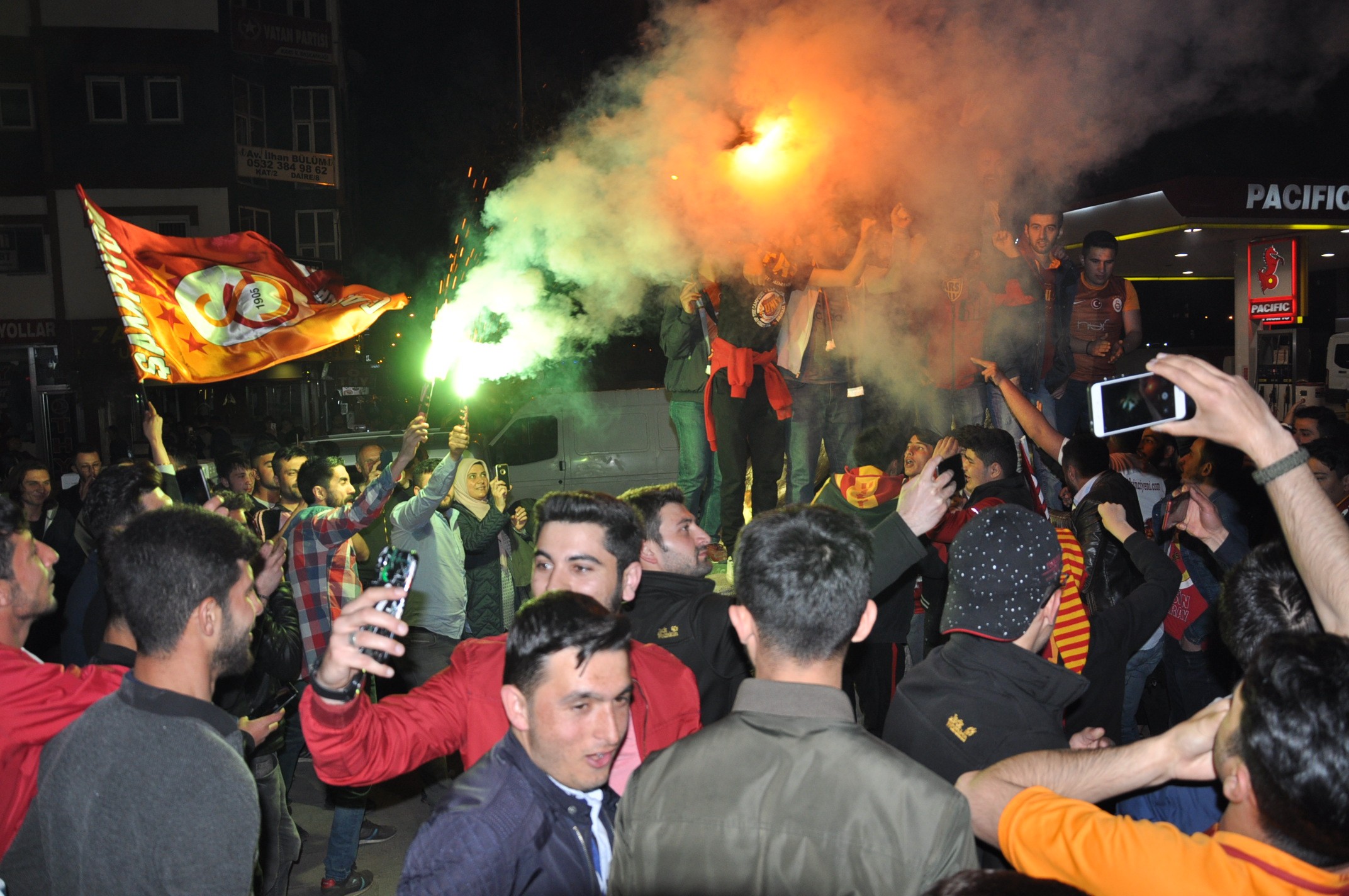 kars’ta-galatasaraylilar-sokaklara-dokuldu-(3)-001.jpg