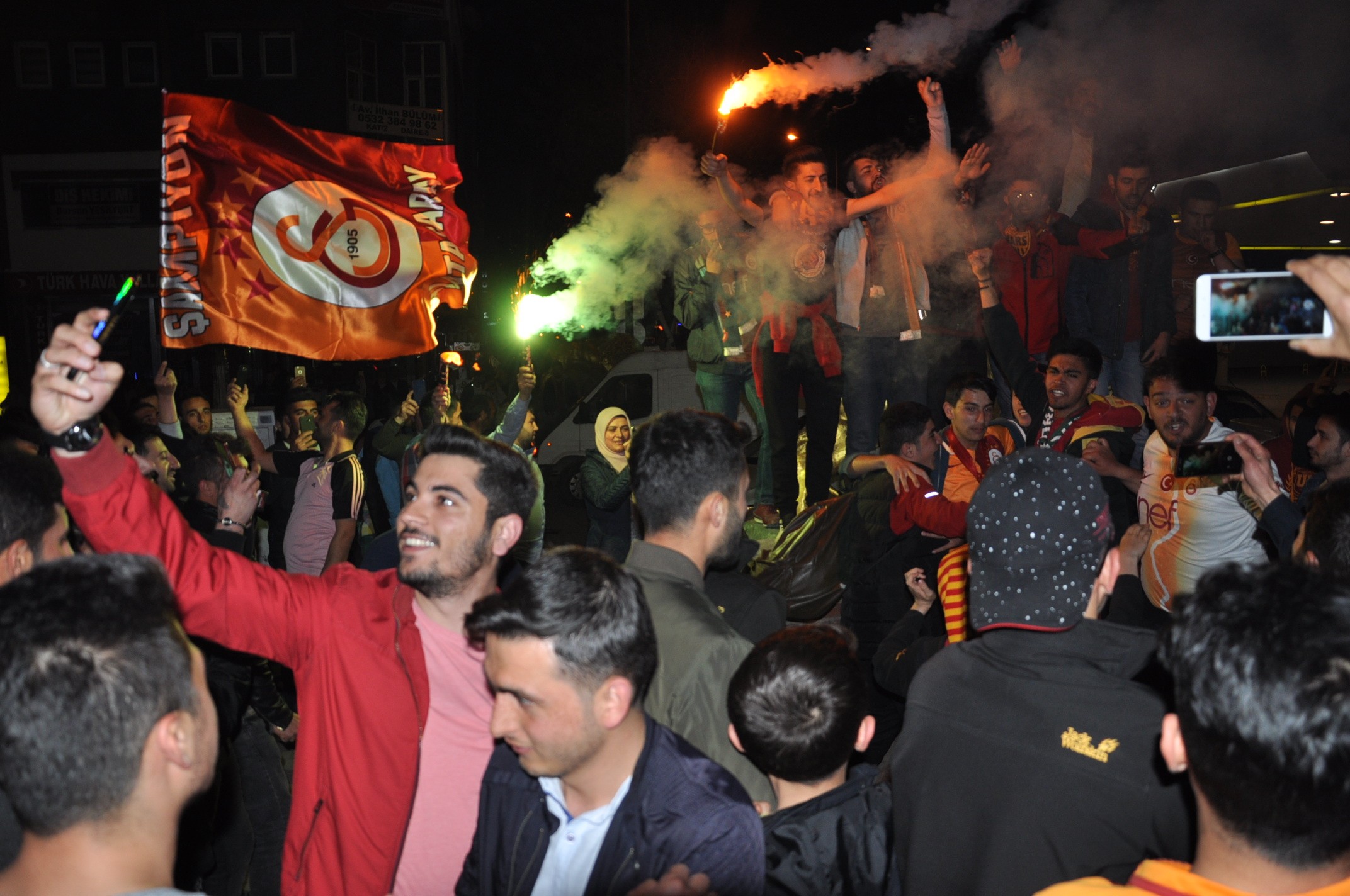 kars’ta-galatasaraylilar-sokaklara-dokuldu-(4)-001.jpg
