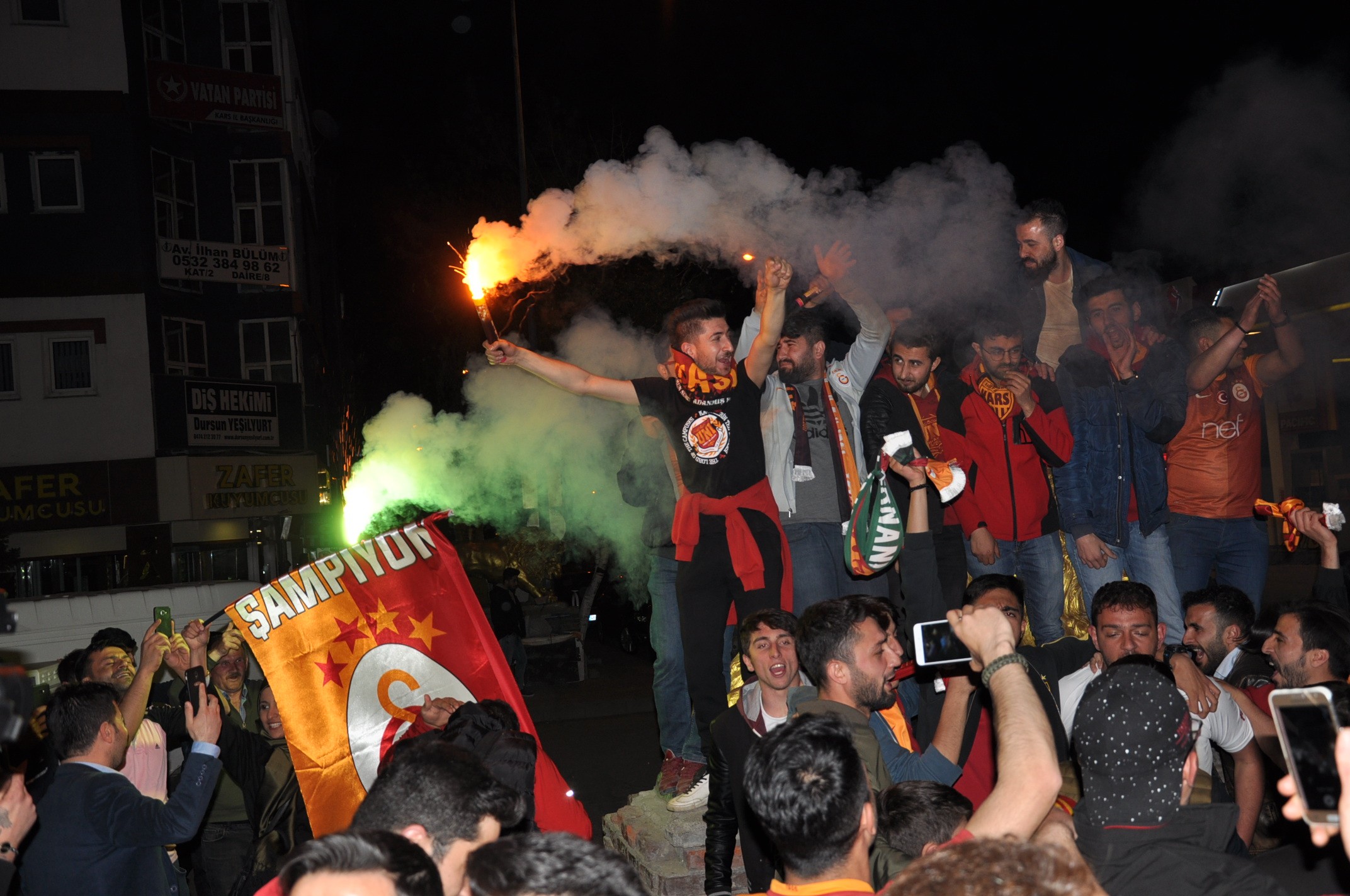 kars’ta-galatasaraylilar-sokaklara-dokuldu-(5)-001.jpg