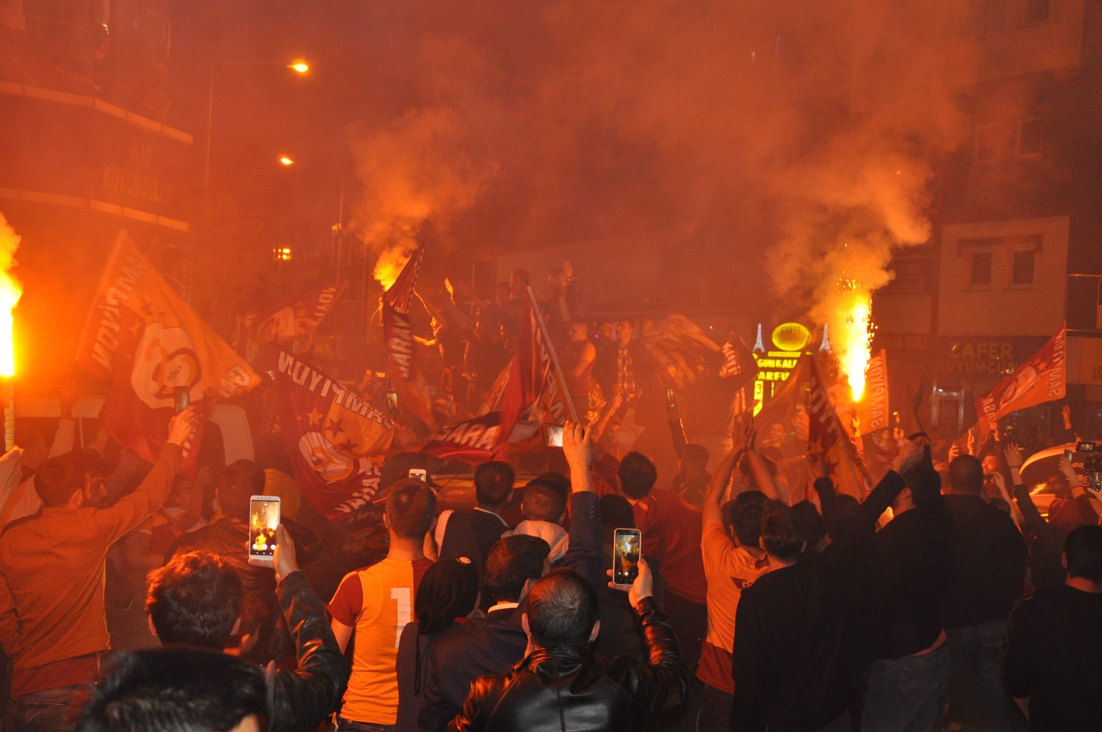 kars’ta-galatasaraylilar-sokaklara-dokuldu-(6)-001.jpg