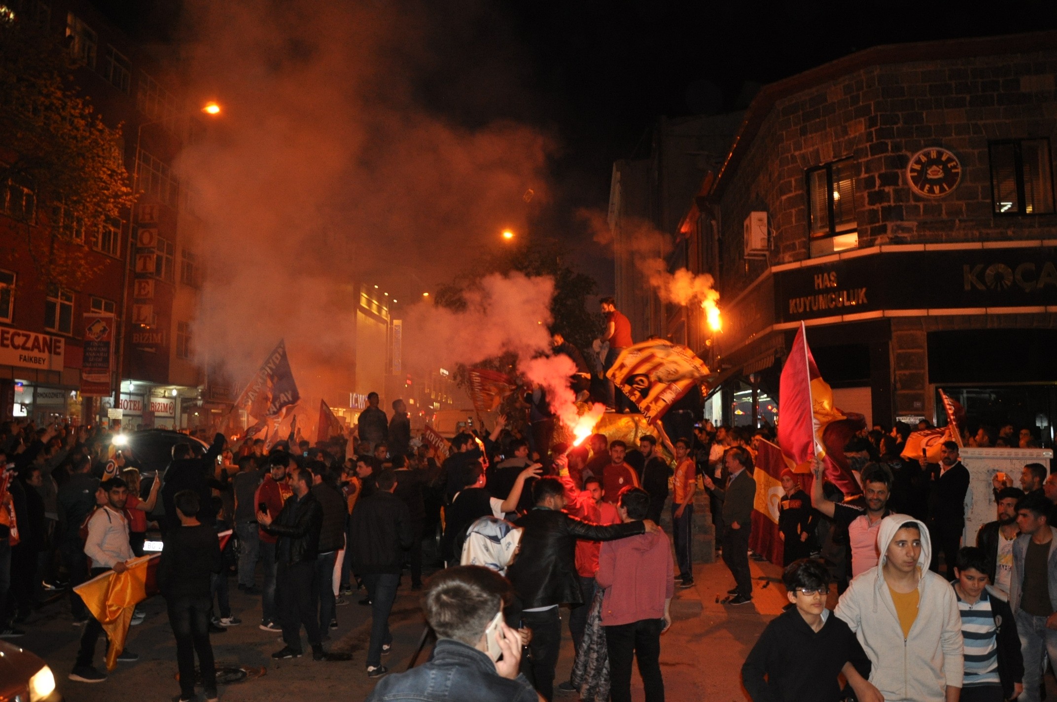 kars’ta-galatasaraylilar-sokaklara-dokuldu-(7)-001.jpg