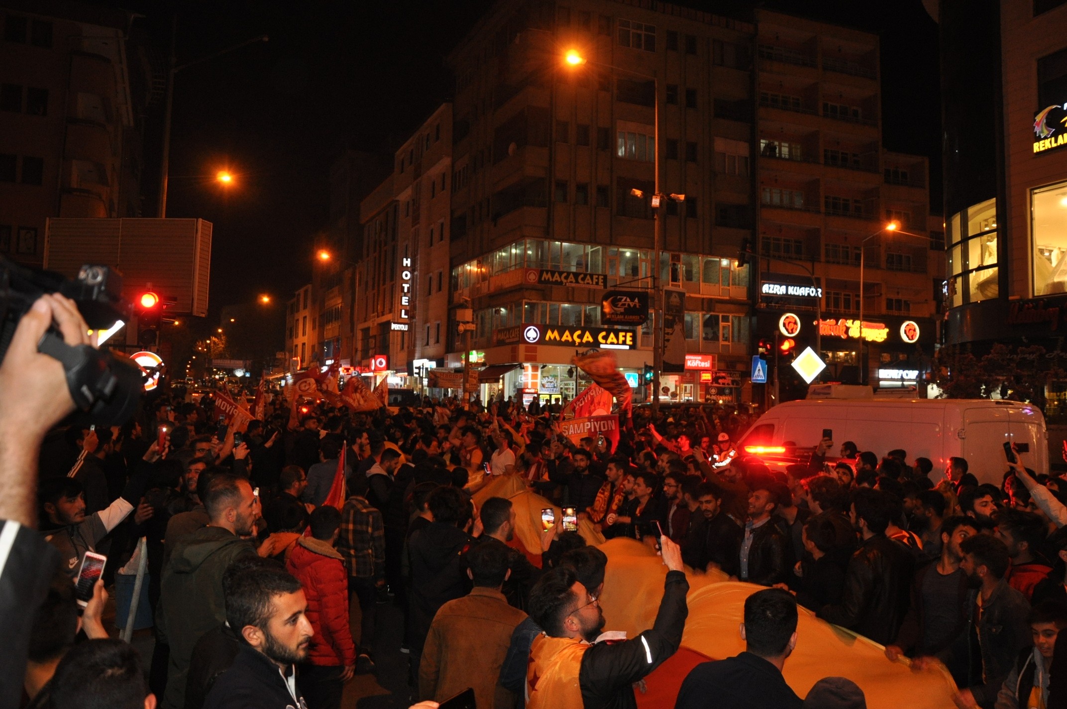 kars’ta-galatasaraylilar-sokaklara-dokuldu-(8)-001.jpg