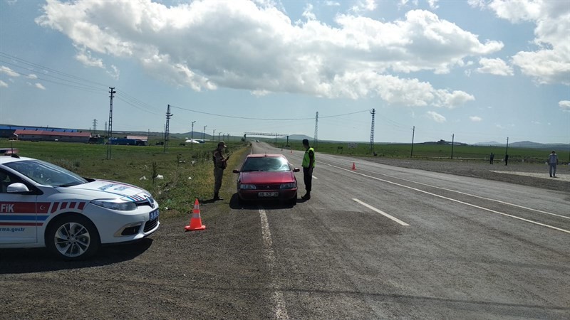 kars’ta-jandarma-trafik-uygulamasini-surduruyor-(2).jpg