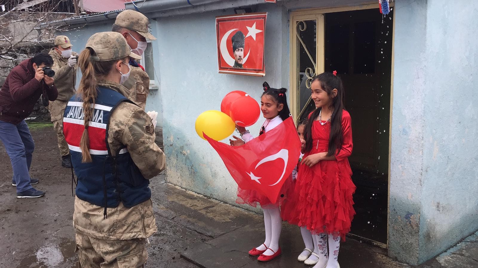 kars’ta-jandarma-ve-polis-koylerdeki-cocuklarin-bayramini-kutladi-(1).jpg