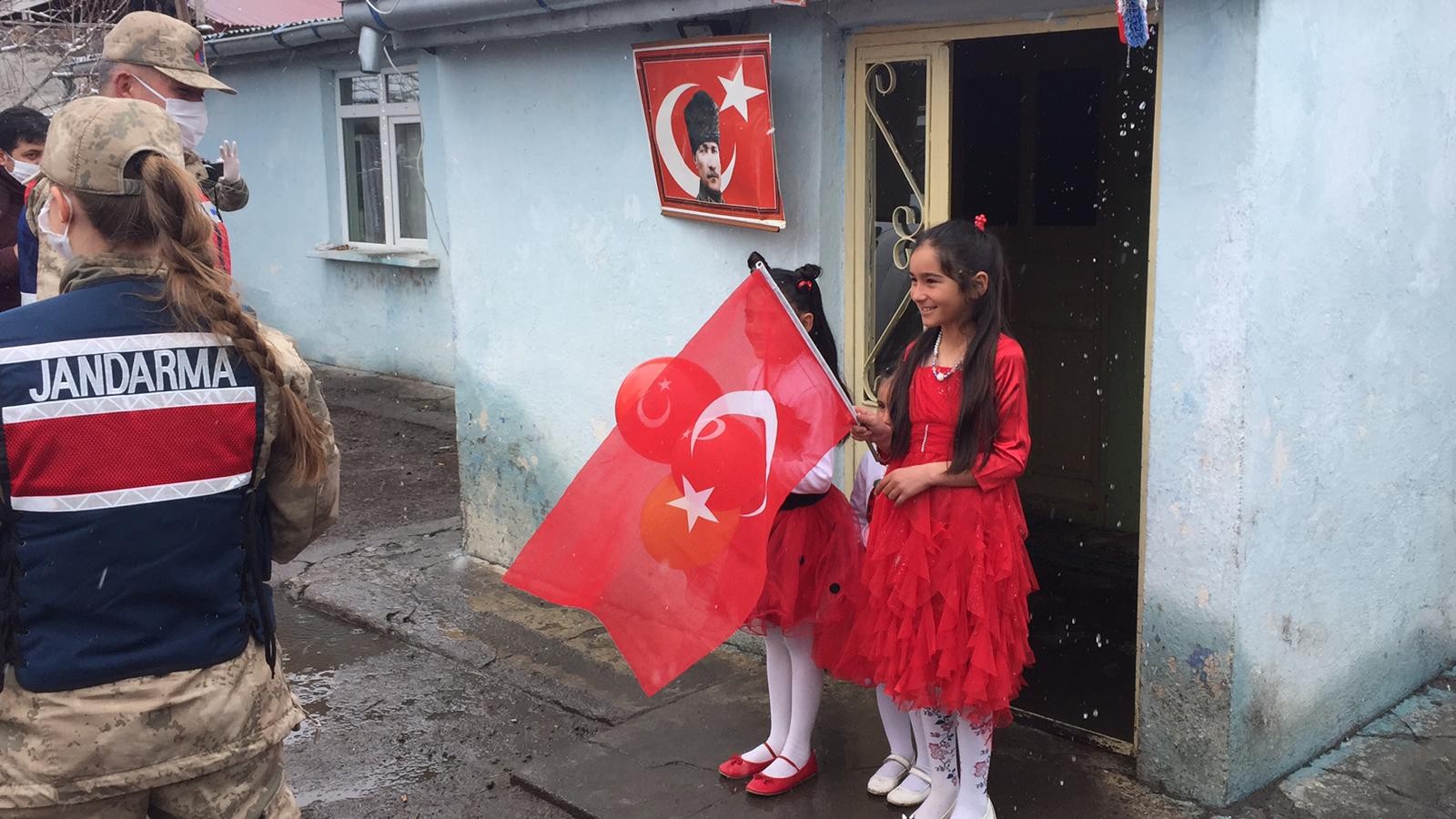 kars’ta-jandarma-ve-polis-koylerdeki-cocuklarin-bayramini-kutladi-(2).jpg