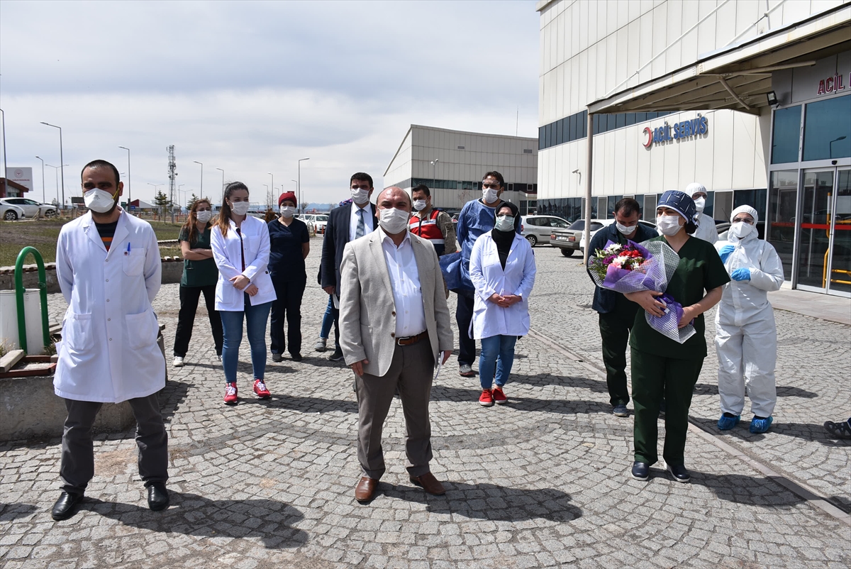kars’ta-koronavirus-hastasi,-alkislarla-taburcu-edildi-(2).jpg