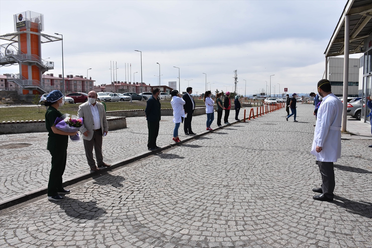 kars’ta-koronavirus-hastasi,-alkislarla-taburcu-edildi-(3).jpg