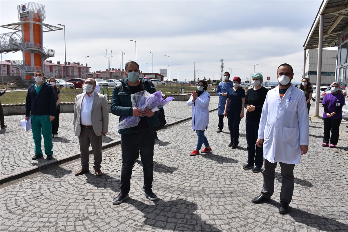 kars’ta-koronavirus-hastasi,-alkislarla-taburcu-edildi-(4).jpg
