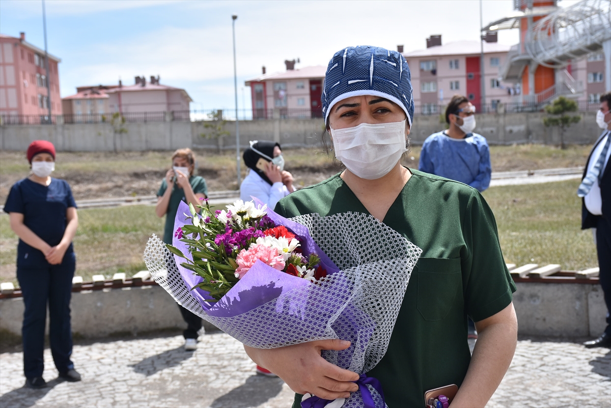 kars’ta-koronavirus-hastasi,-alkislarla-taburcu-edildi-(5).jpg