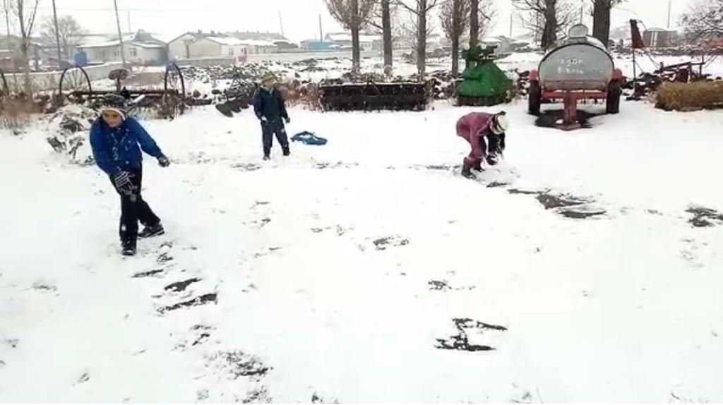 kars’ta-koy-cocuklarinin-kartopu-keyfi-(1).jpg