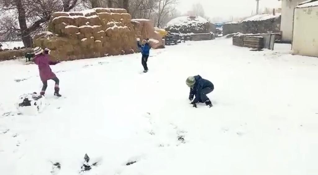 kars’ta-koy-cocuklarinin-kartopu-keyfi-(3).jpg