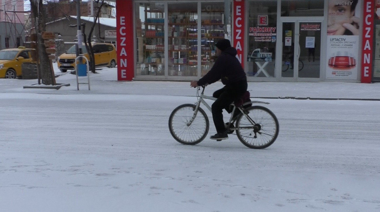 kars’ta-mart’in-ilk-gununde-kar-surprizi-(2).jpg