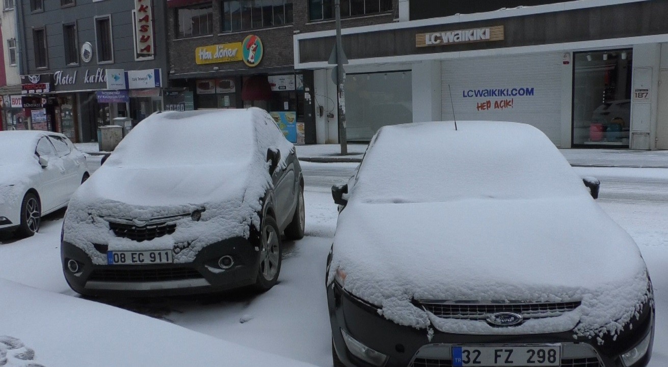 kars’ta-mart’in-ilk-gununde-kar-surprizi-(3).jpg