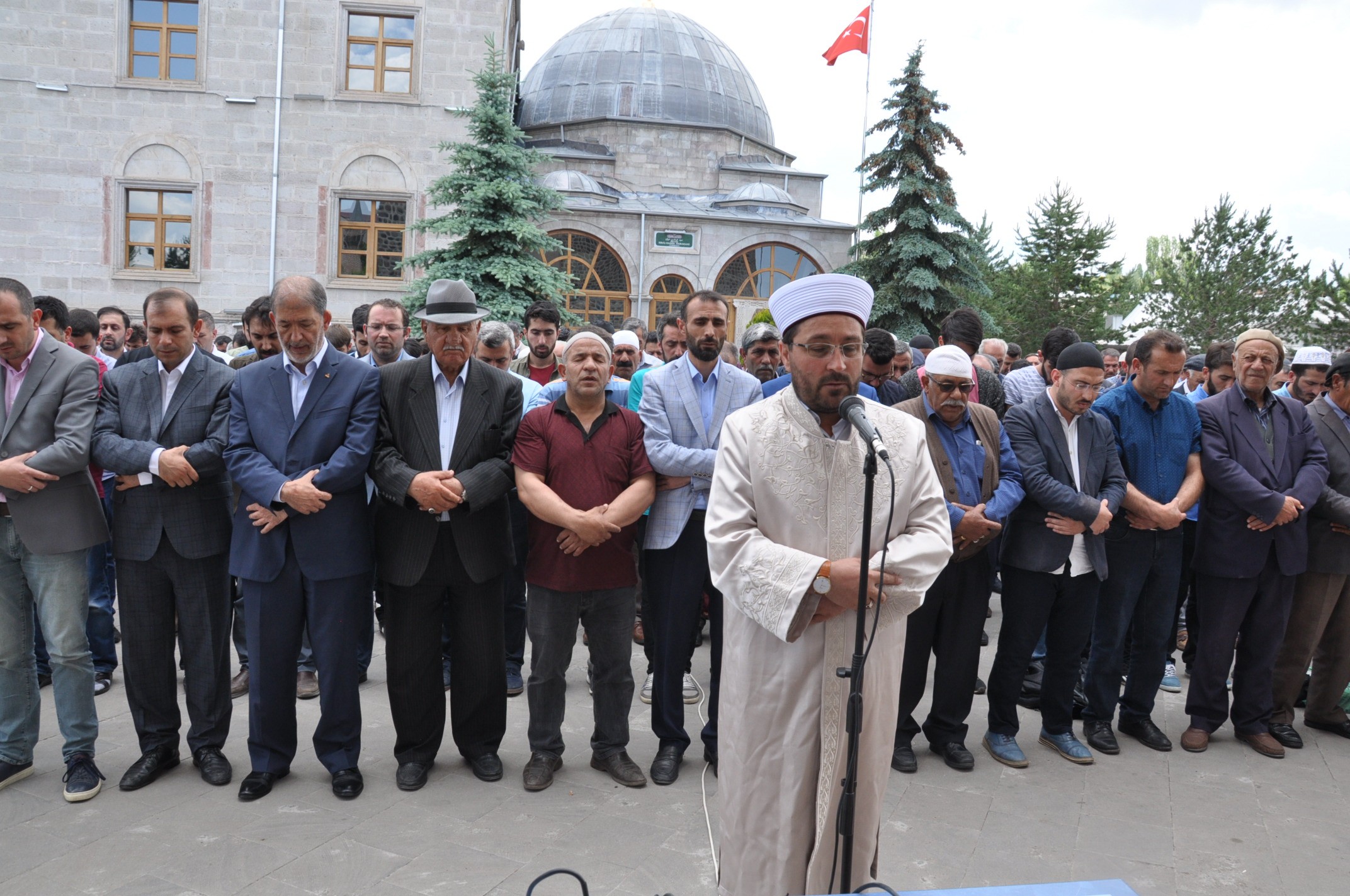kars’ta-mursi-icin-giyabi-cenaze-namazi-kilindi-(1).jpg