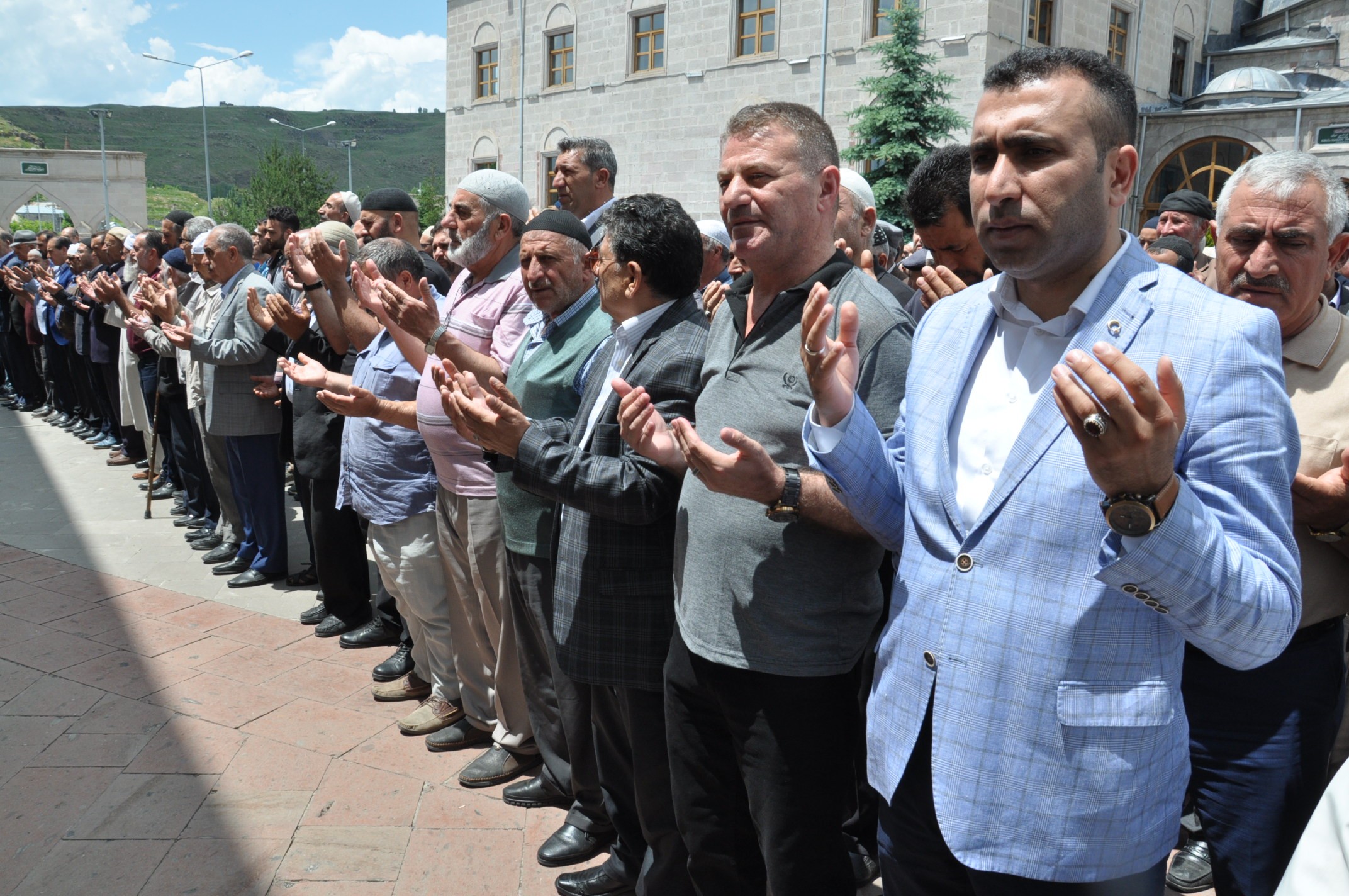 kars’ta-mursi-icin-giyabi-cenaze-namazi-kilindi-(3).jpg