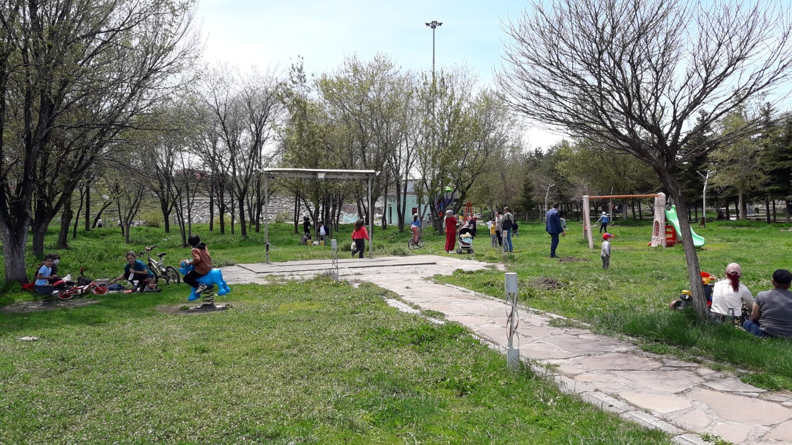 kars’ta-parklar-cocuklarla-senlendi-(2).jpg
