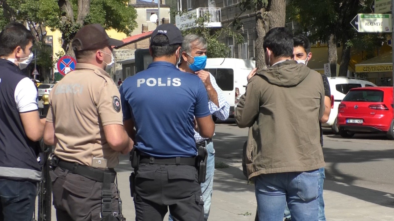 kars’ta-polisi-goren-maske-takti-(3).jpg