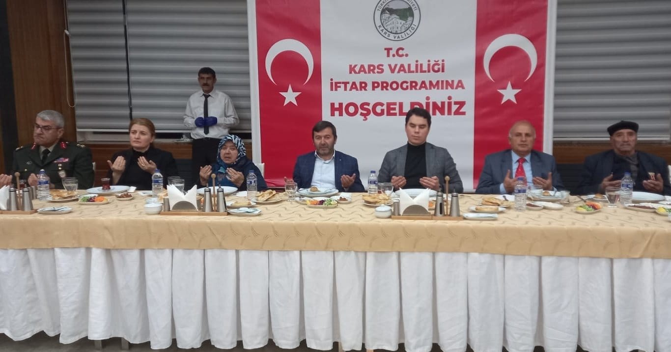 kars’ta-sehit-yakinlari-ve-gaziler-onuruna-iftar-programi-duzenlendi-(3).jpeg