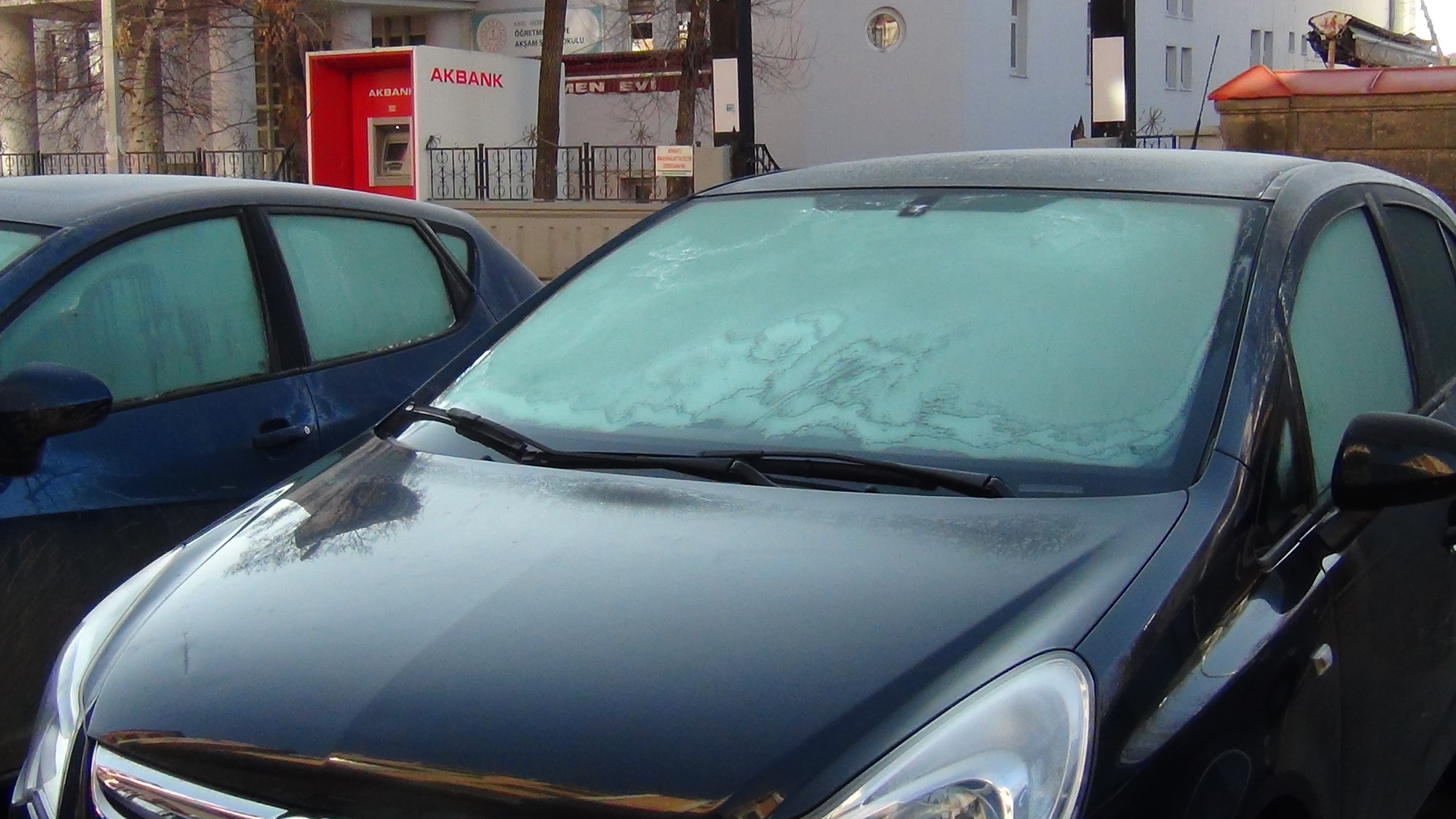 kars’ta-soguktan-araclarin-camlari-dondu-(1).jpg