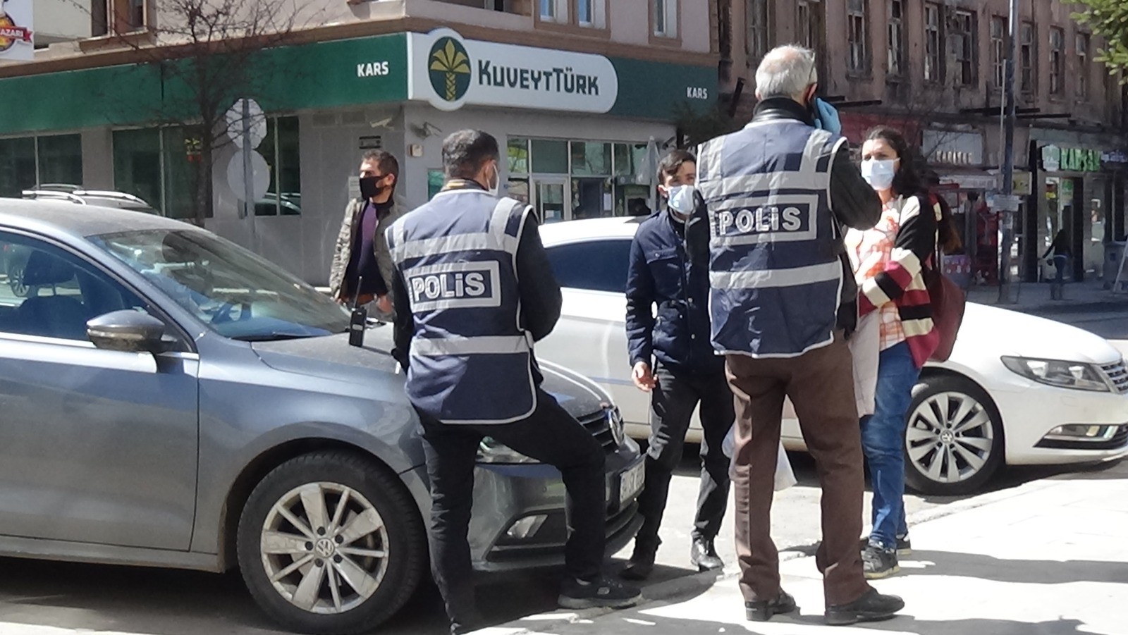 kars’ta-sokaga-cikma-yasagini-ihlal-edenlere-ceza-kesildi-(2).jpg