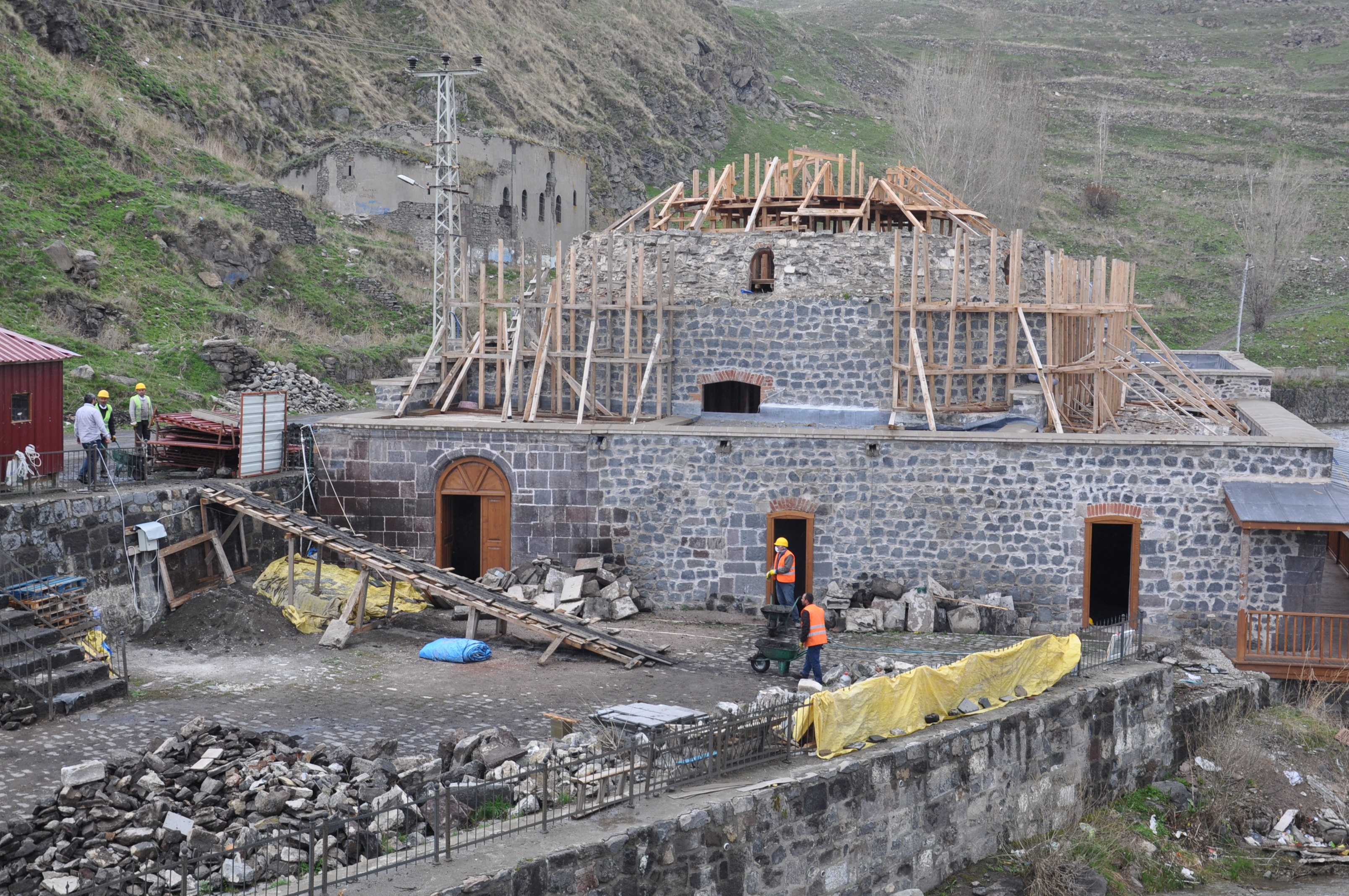 kars’ta-tarihi-mazlumaga-hamami’nin-restorasyon-calismalari-basladi-(1).jpg