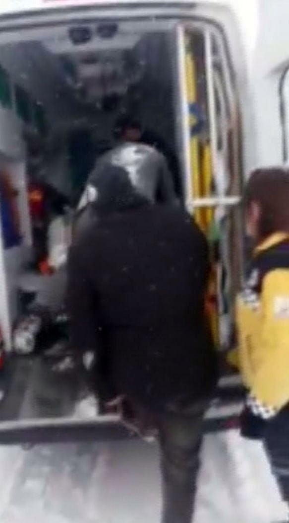 kars’ta-tipide-mahsur-kalan-kadin-hasta,-kepceyle-ambulansa-tasindi-(1).jpg