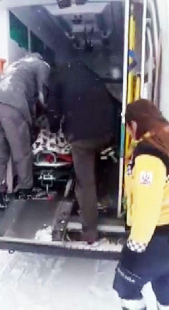 kars’ta-tipide-mahsur-kalan-kadin-hasta,-kepceyle-ambulansa-tasindi-(2).jpg