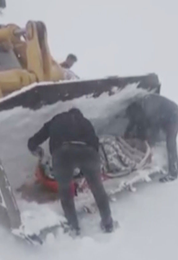 kars’ta-tipide-mahsur-kalan-kadin-hasta,-kepceyle-ambulansa-tasindi-(3).jpg