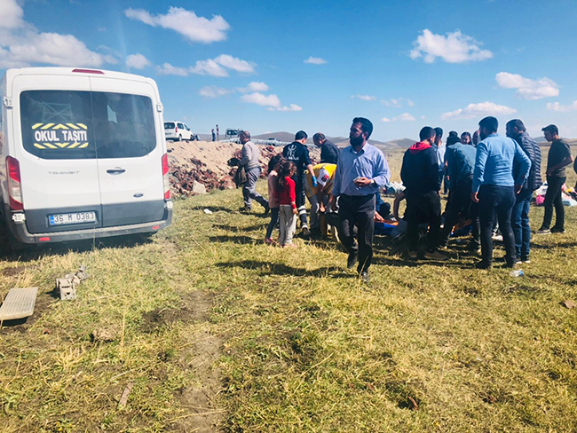 kars’ta-trafik-kazasi-16-yarali-(4).jpg
