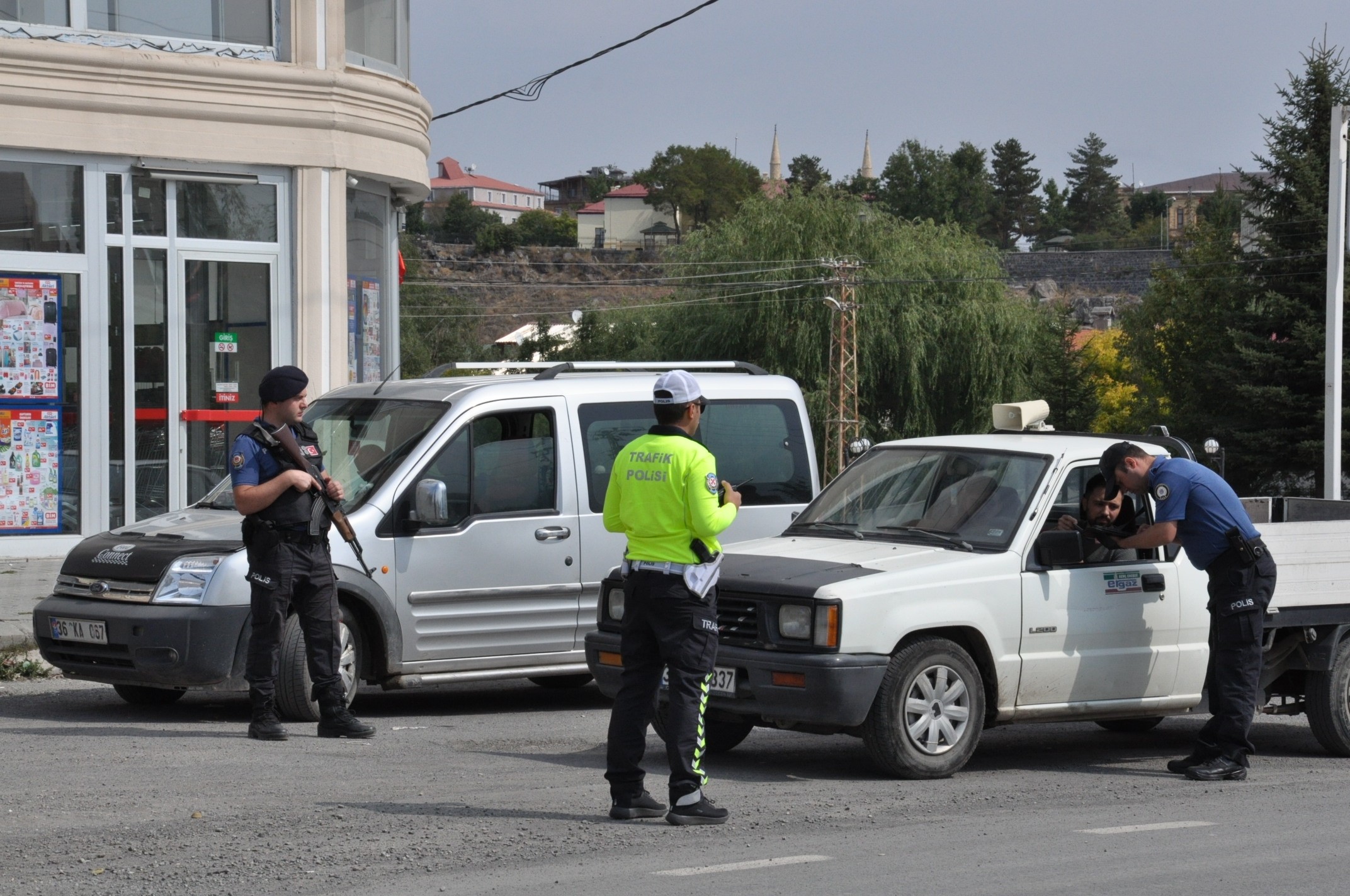 kars’ta-trafik-ve-asayis-uygulamalari-devam-ediyor-(2).jpg