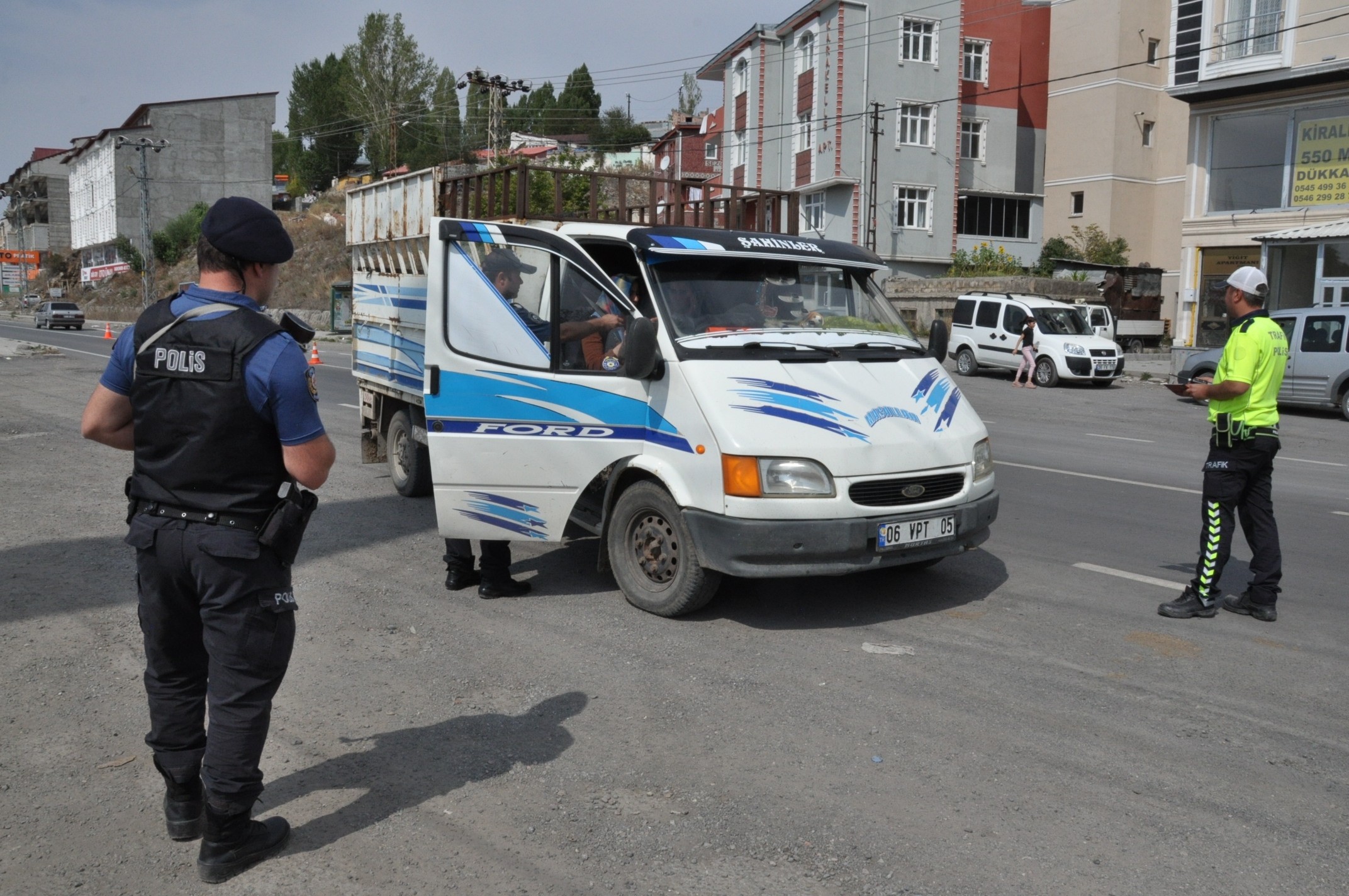 kars’ta-trafik-ve-asayis-uygulamalari-devam-ediyor-(6).jpg