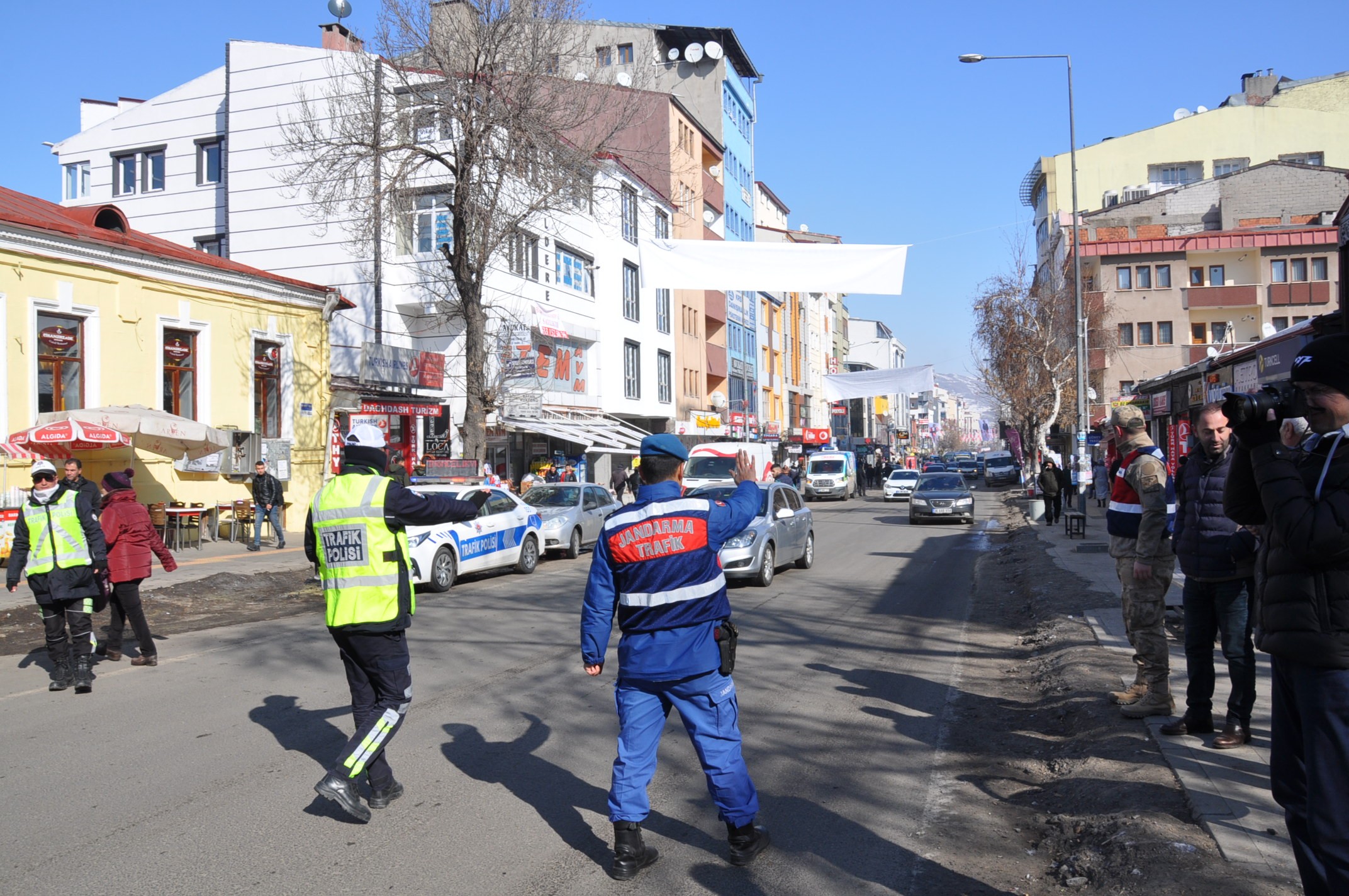 kars’ta-trafikte-“oncelik-hayatin,-oncelik-yayanin”-eylemi-(5).jpg