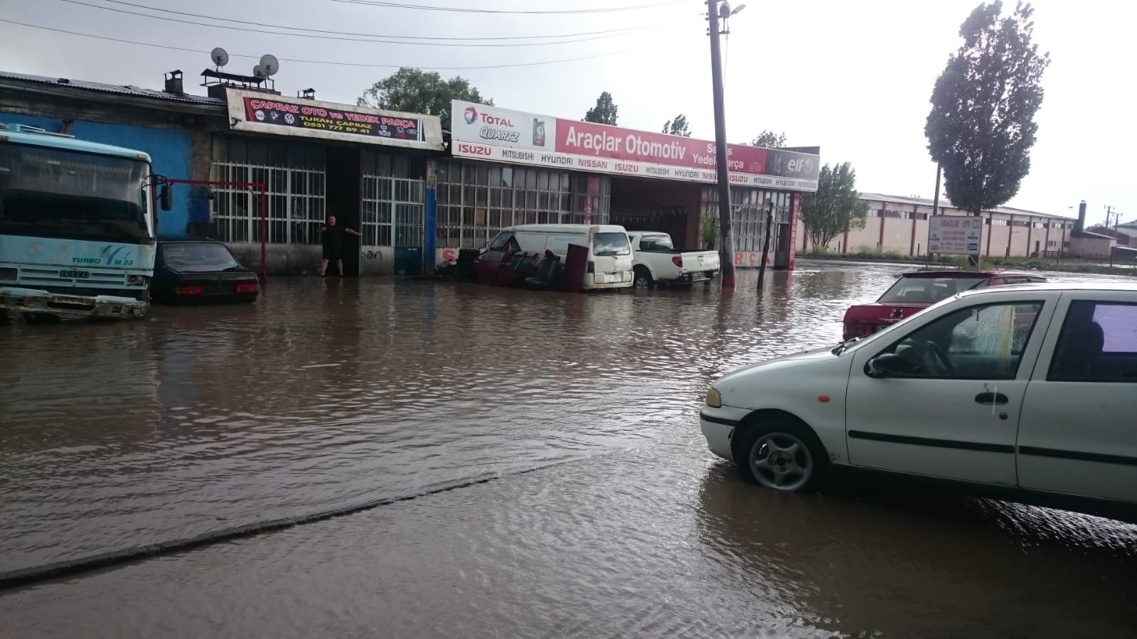 kars’ta-yagmur-10-dakikada-isyerlerini-sular-altinda-birakti-(3).jpg