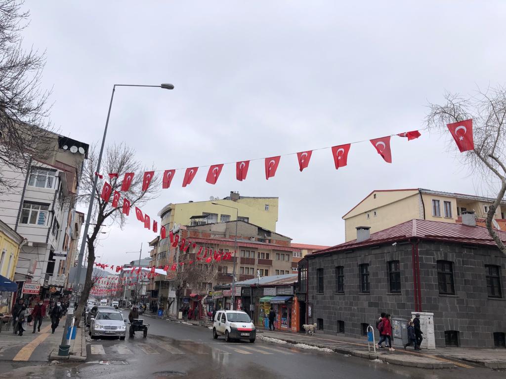 kars-bayraklarla-donatildi-(2).jpg
