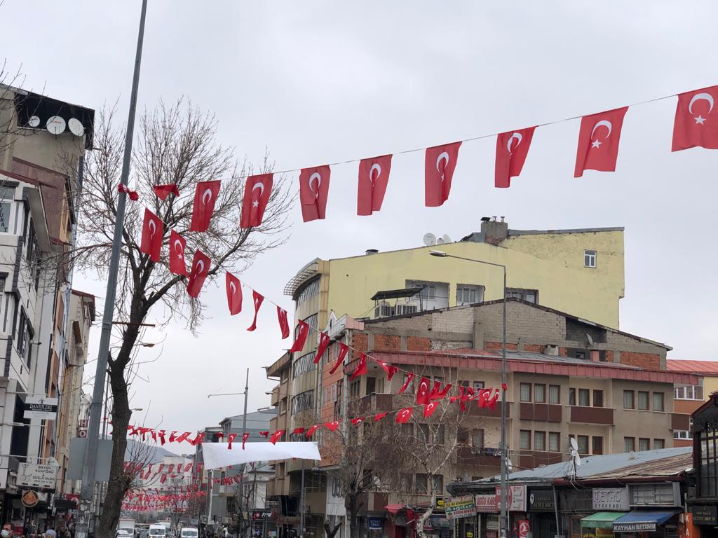 kars-bayraklarla-donatildi-(3).jpg