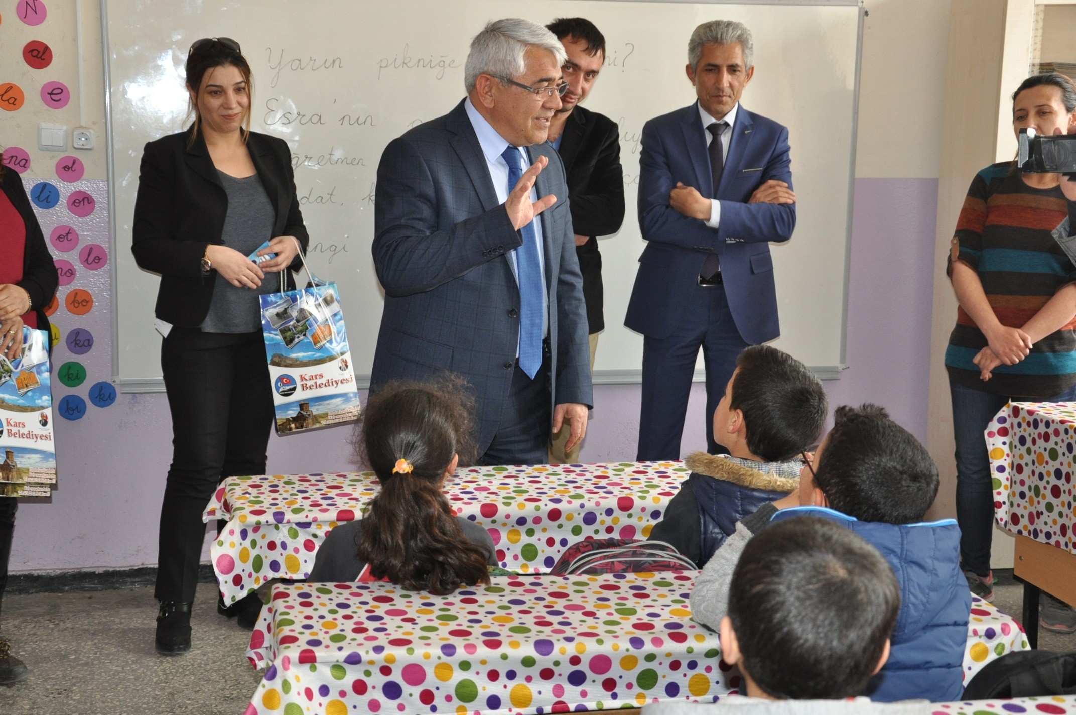 kars-belediye-baskani-ccuklara-ziyaret-(2).jpg