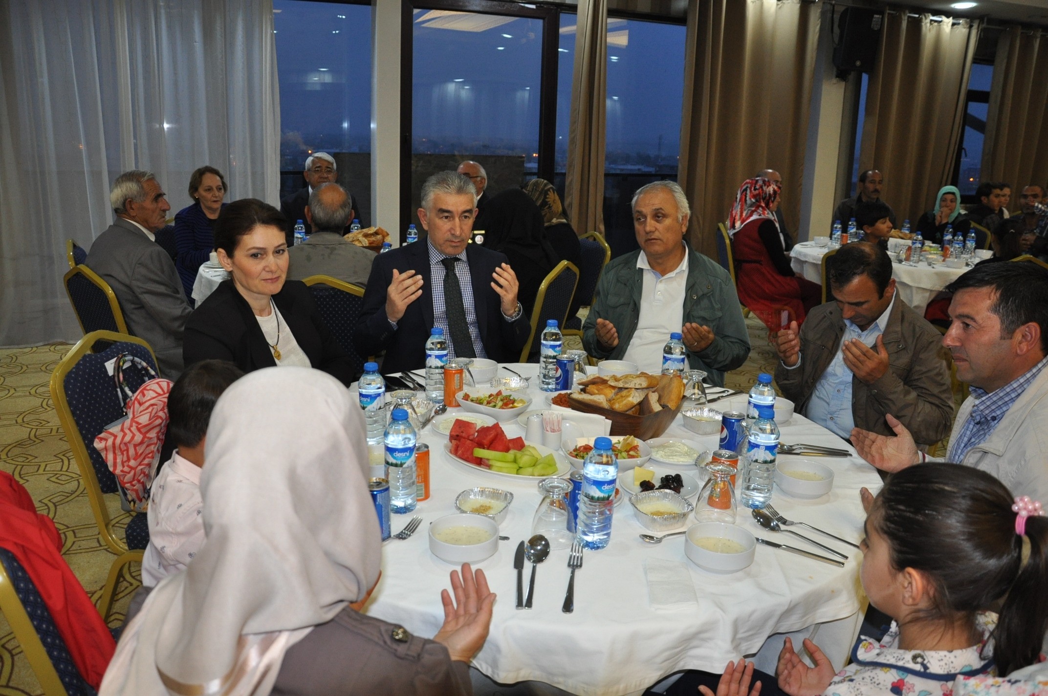 kars-belediye-baskani-murtaza-karacanta-iftar-yemegi-(7).jpg