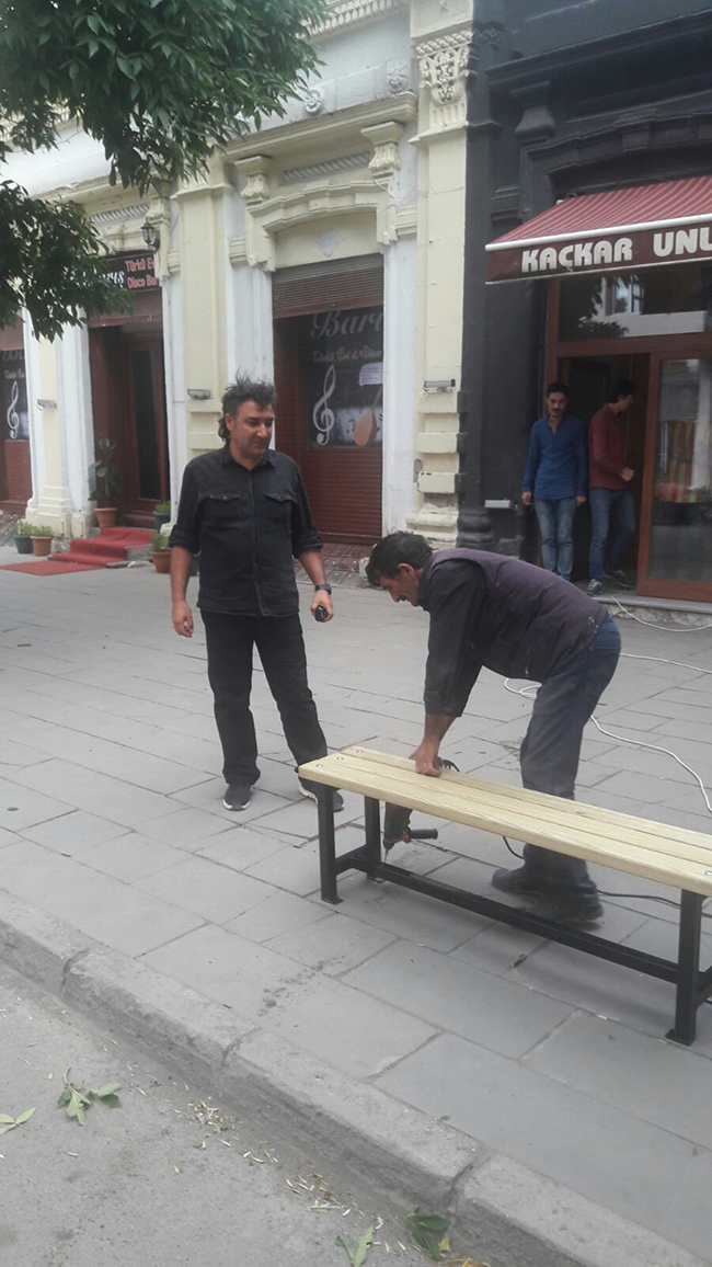 kars-belediyesi-oturma-banklari-montaji-yapiyor-(1).jpeg