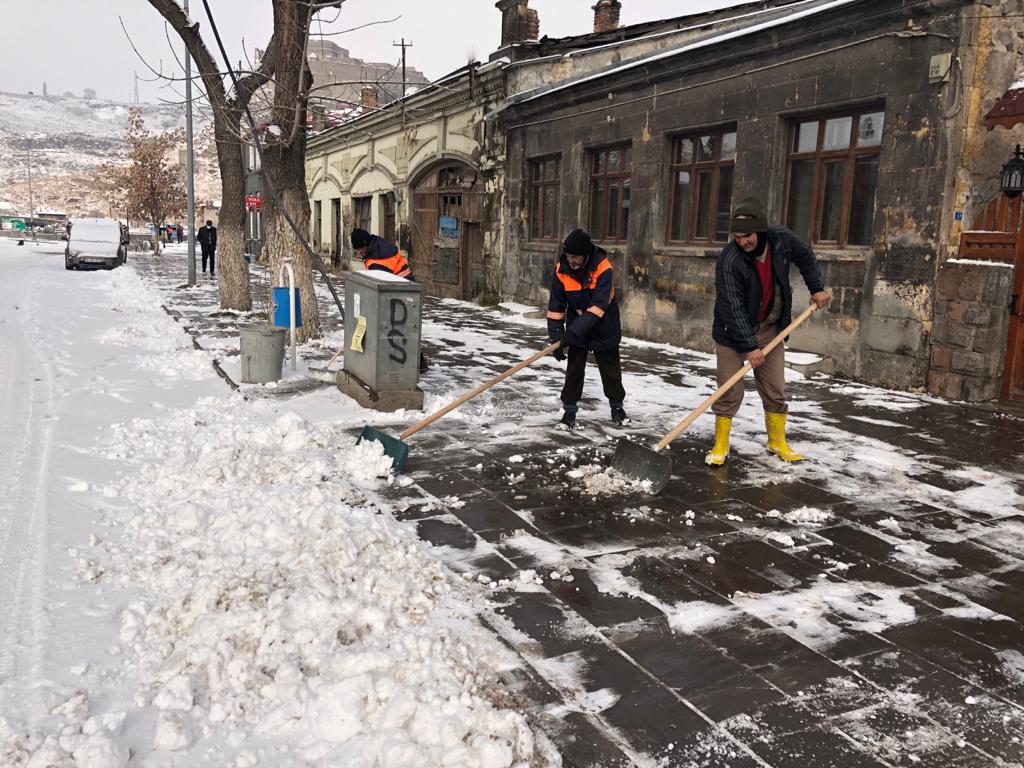 kars-belediyesinin-kar-temizleme-calismalari-devam-ediyor-(1).jpg