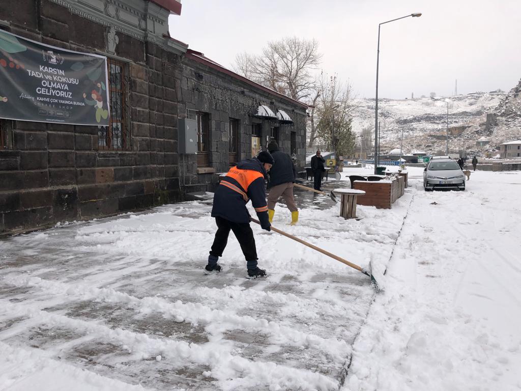 kars-belediyesinin-kar-temizleme-calismalari-devam-ediyor-(2).jpg