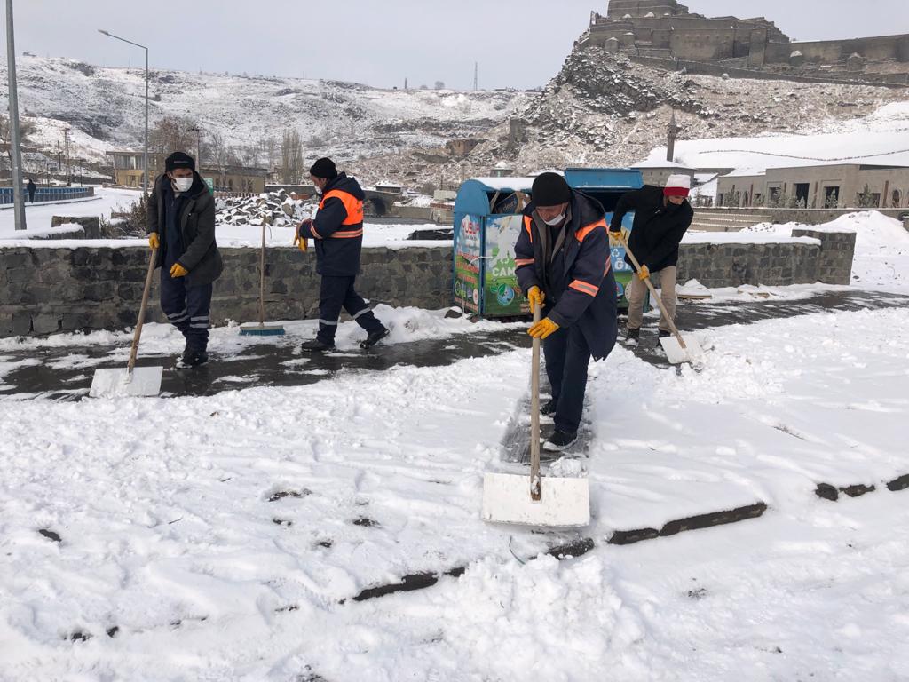 kars-belediyesinin-kar-temizleme-calismalari-devam-ediyor-(3).jpg
