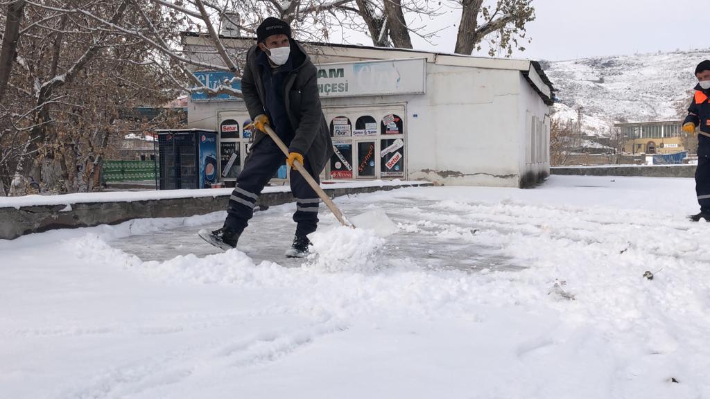 kars-belediyesinin-kar-temizleme-calismalari-devam-ediyor-(5).jpg