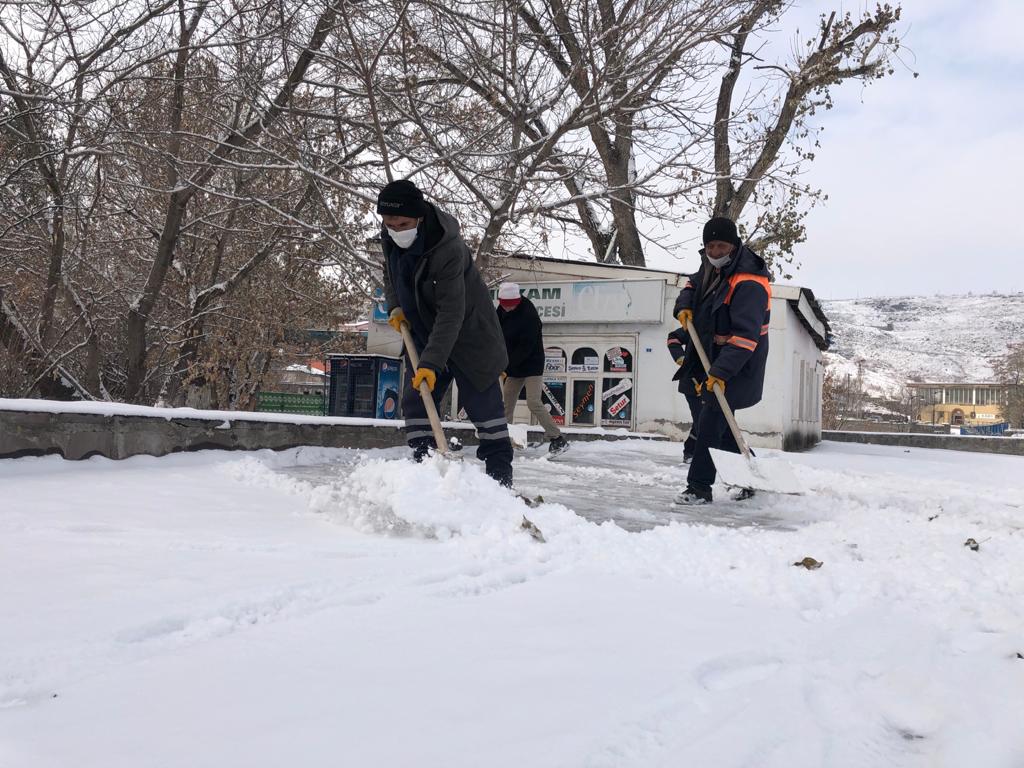 kars-belediyesinin-kar-temizleme-calismalari-devam-ediyor-(6).jpg
