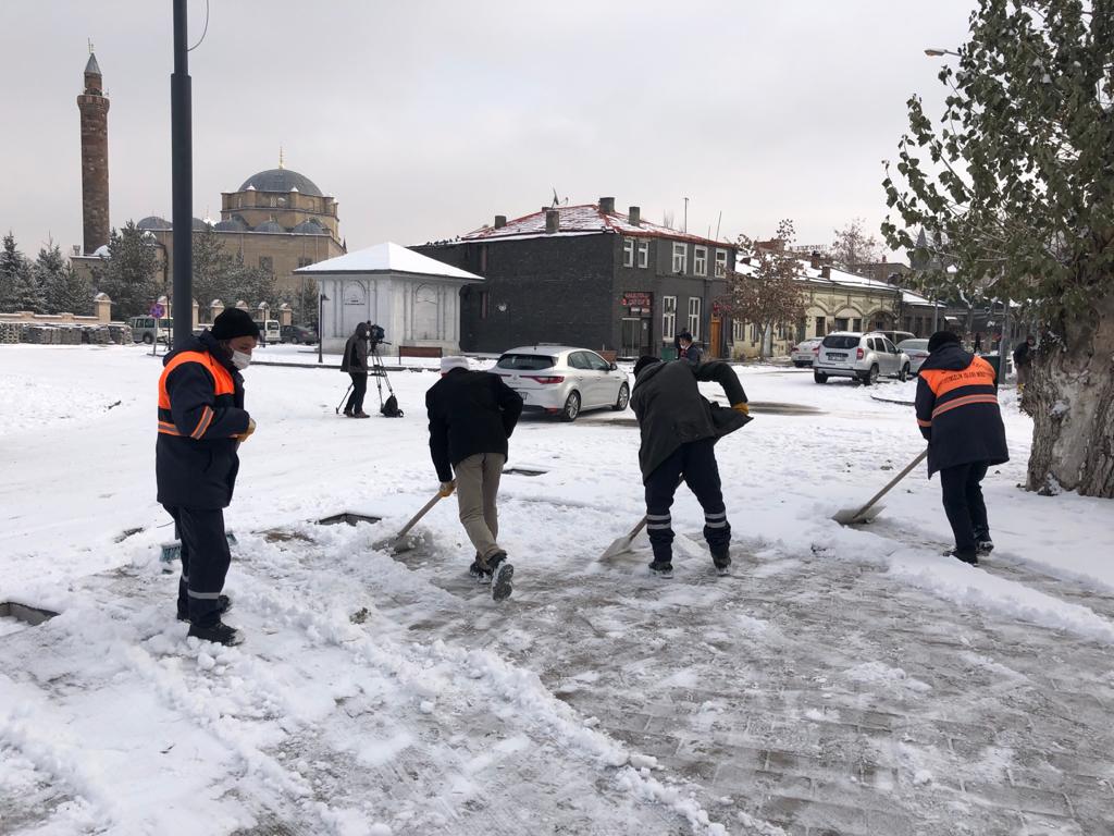 kars-belediyesinin-kar-temizleme-calismalari-devam-ediyor-(7).jpg