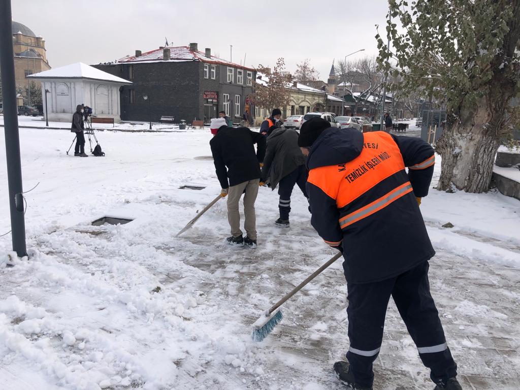 kars-belediyesinin-kar-temizleme-calismalari-devam-ediyor-(8).jpg
