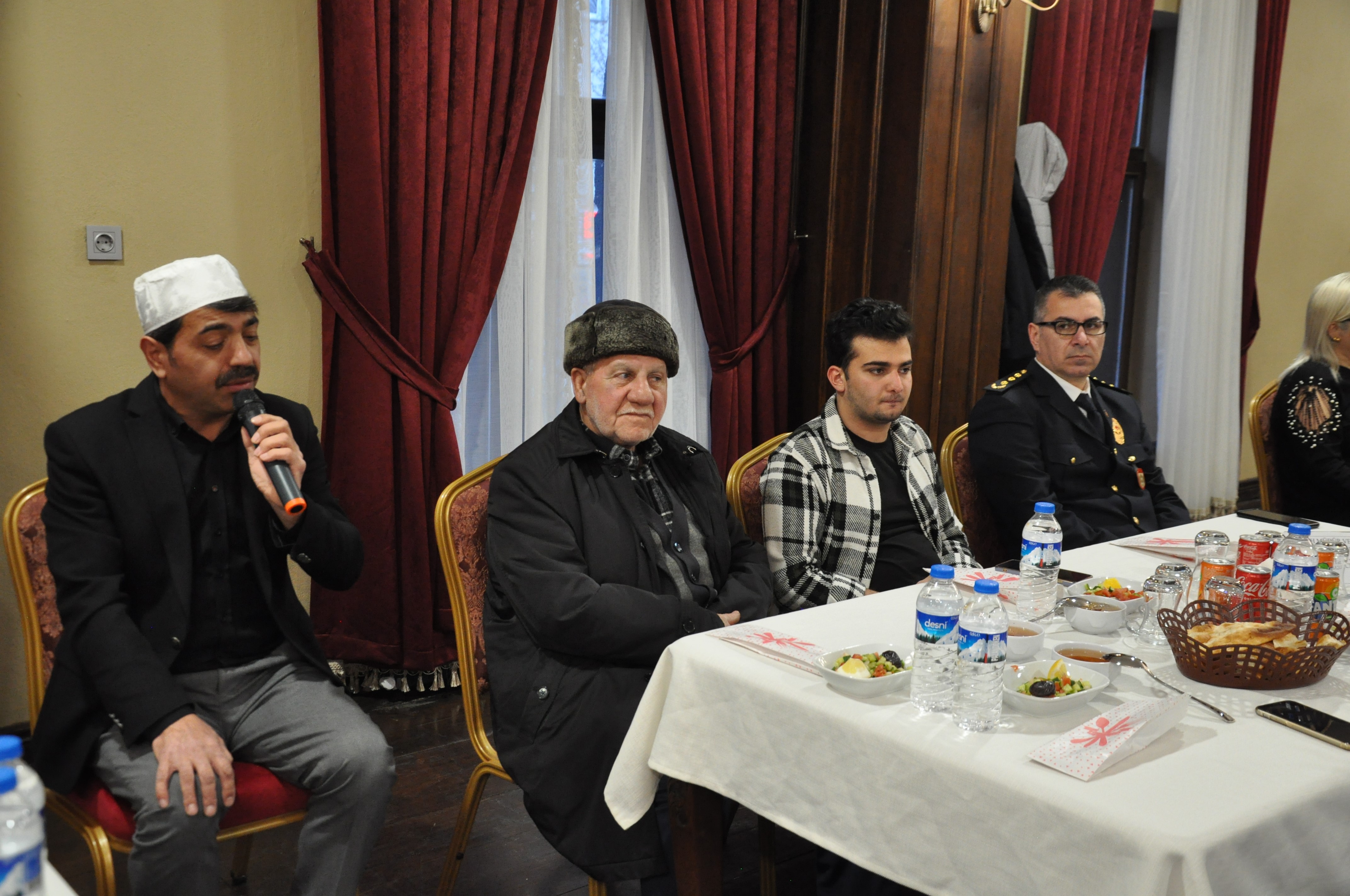 kars-emniyeti-sehit-yakinlari,-gazi-ve-depremzede-ailelerle-iftarda-bulustu-(1).jpg