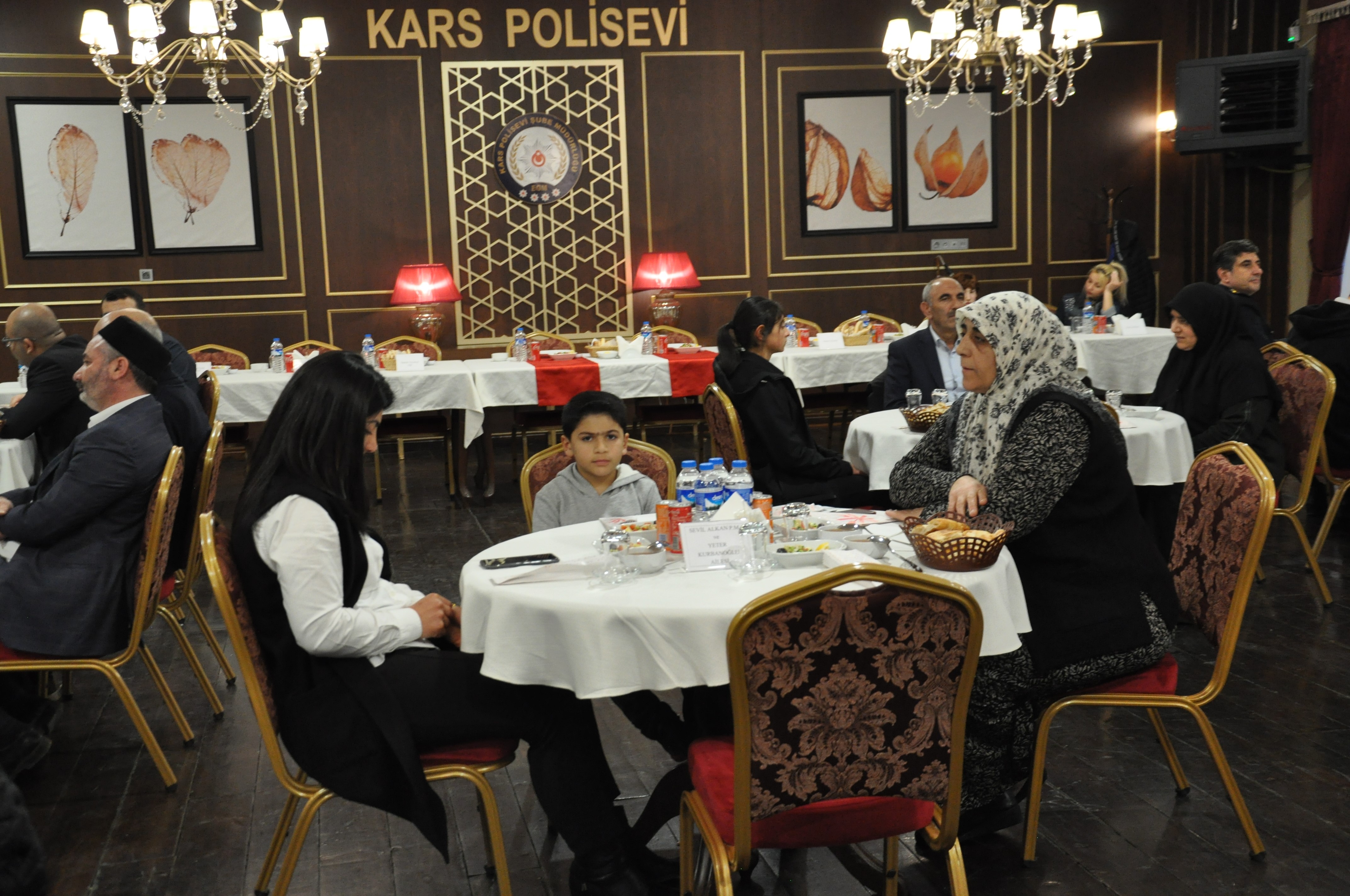 kars-emniyeti-sehit-yakinlari,-gazi-ve-depremzede-ailelerle-iftarda-bulustu-(3).jpg