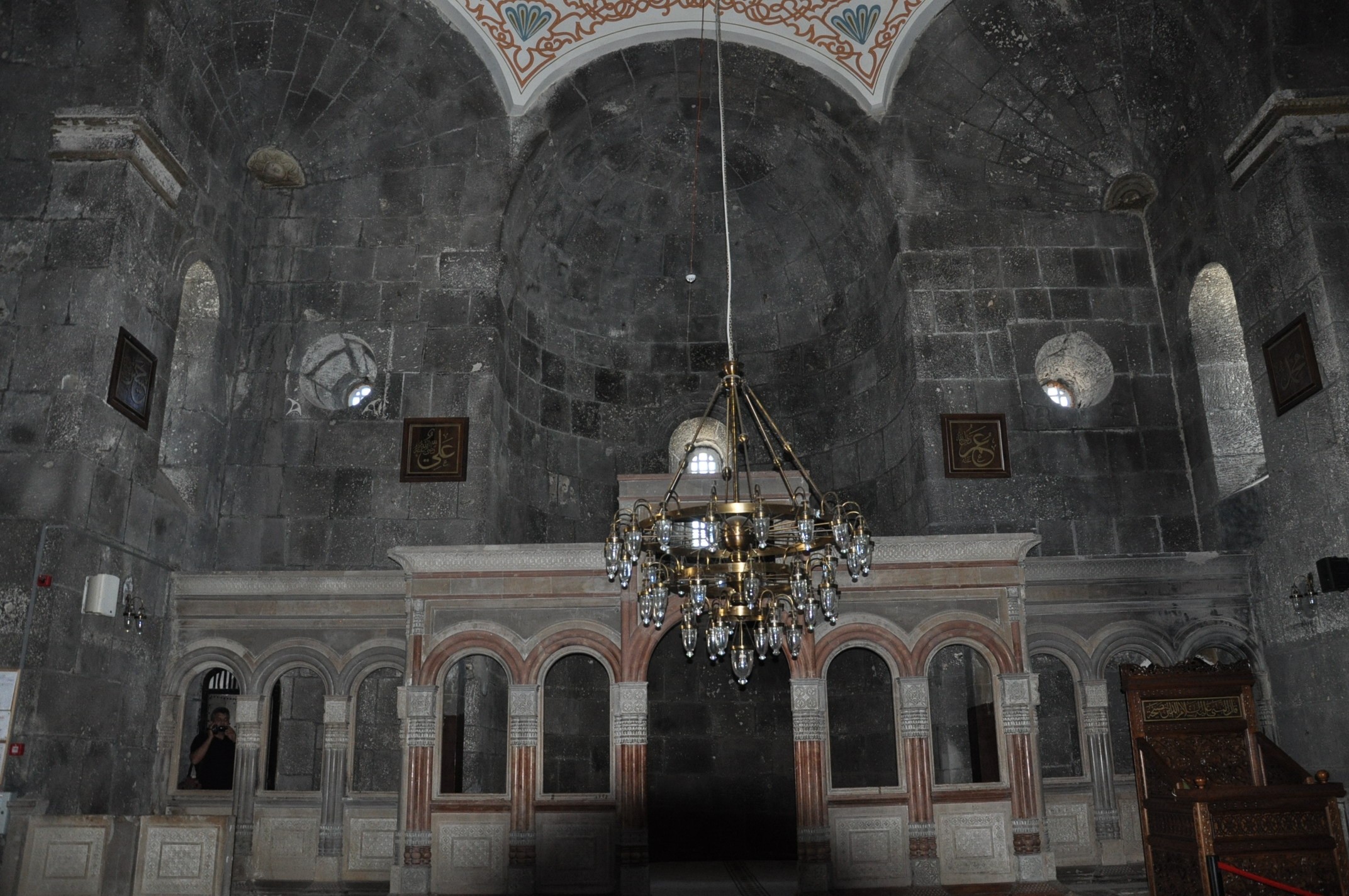 kars-kumbet-cami-yogun-ilgi-goruyor-(3).jpg