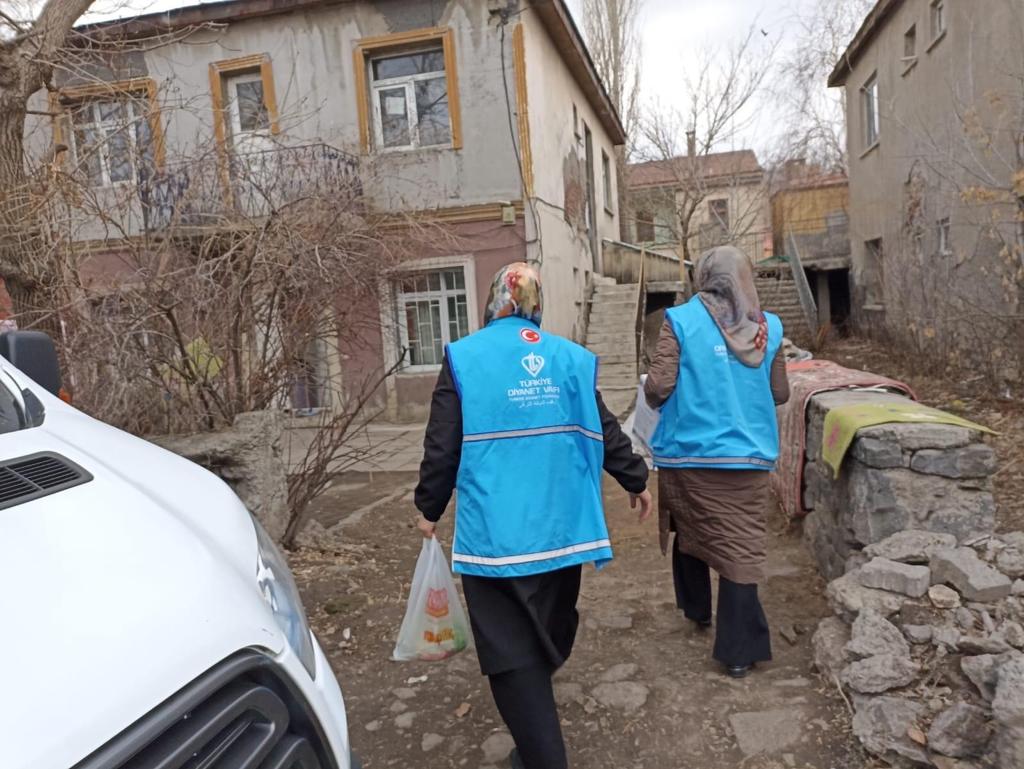 kars-muftulugu-ihtiyac-sahibi-ailelere-ramazan-yardimi-ulastiriliyor--(4).jpeg
